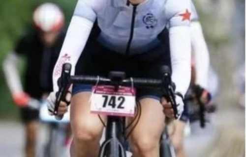 自行车赛选手骑行中意外脱裤，引发社会关注——事件背后的法律与道德思考