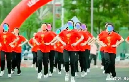 高校学生集体购买七件演出服，穿完之后竟齐齐退货