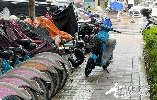 盲人愤怒之举，电动车占盲道，推倒后的深思