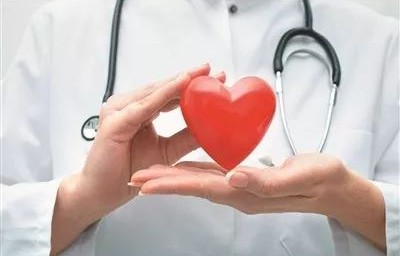 丈夫的细心陪伴，医生的慧眼识病——妻子脑瘤的发现与应对