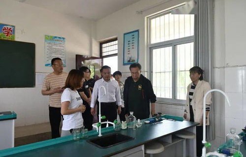 郑州女大学生遭遇校园划伤事件,学校拉黑背后的反思