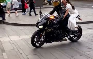 宝马摩托车全系报价(宝马摩托车全系报价女生开的)