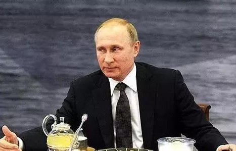 普京的坚韧与细节，开会时用圆珠笔修手表的背后故事