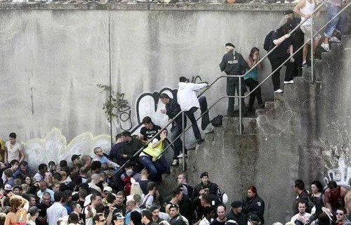 印度大壶节踩踏悲剧，40人丧生，莫迪总理深感哀悼