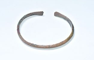 女子遭遇镍包铜骗局，银手镯背后的真相