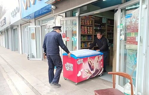 城管与商户之间的互动，关于店外摆摊的探讨