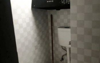 周深，卫生间内的意外自锁