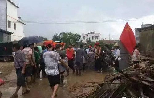 河北一公寓起火，21人被困楼顶，众志成城共渡难关