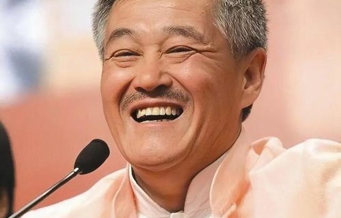 赵本山满头白发为儿女庆生，父爱的深沉与时光的痕迹