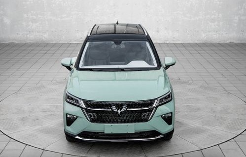 五菱最新款suv像路虎(五菱最新款suv像路虎叫什么名字)