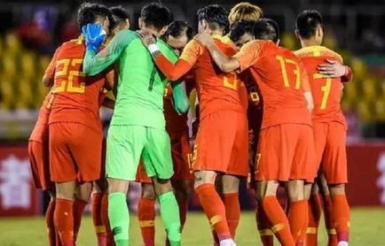 国足赛场震撼瞬间——巨型国旗的荣耀与力量