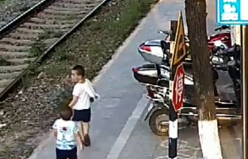 温暖的路途,女生凌晨摸黑走山路,幸遇好心人捎回城