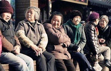 女乘客猝逝，夫妇与遗体同飞四小时，一场不平凡的空中告别