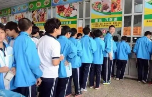 昆明长丰学校食堂承包商因违规操作被罚578万，食品安全不容忽视