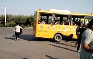 幼童被幼儿园校车碾压悲剧引发社会关注，多方回应