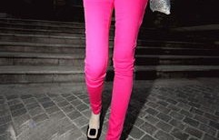 女子遭遇花百元买的裤子掉色事件,双腿被染紫的困扰与反思