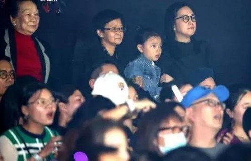 刘德华香港演唱会盛大开锣，朱丽倩陪伴左右