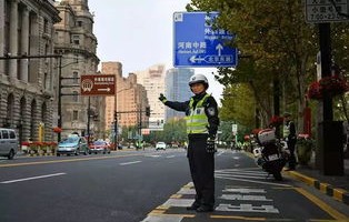 外滩的一拐警察，别样的风景线