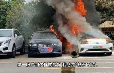 轿车突发爆炸，车主站车外躲过一劫，惊魂时刻的生死抉择