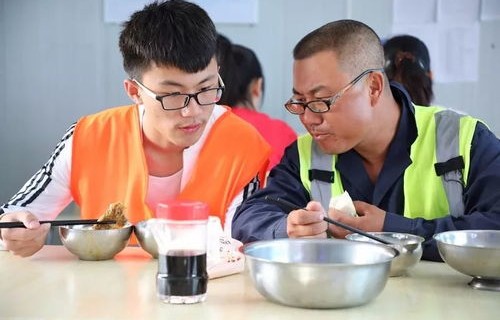 父亲卖早餐，六岁女儿独自在家悲剧发生