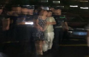 悲剧的瞬间，12岁男孩触电身亡，小区地灯下的生命之痛