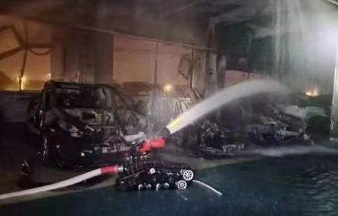 特斯拉回应自燃致多辆豪车被烧(特斯拉汽车自燃事件)