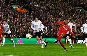 悲剧瞬间，16岁球员因点球击中胸口倒地，生命之花凋谢