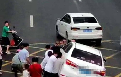 众志成城，抬车救人——勇敢女孩被压车底后的温暖瞬间