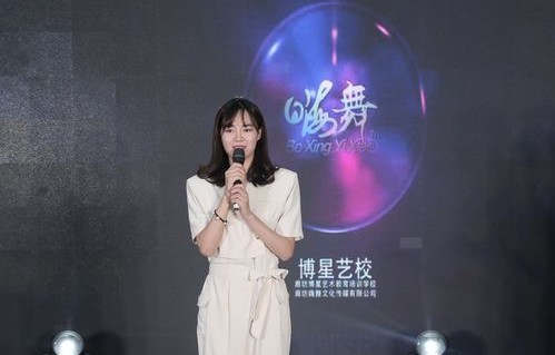 何广智的才华被刘震云赞誉至眼眶泛红——一次文化交流的璀璨瞬间