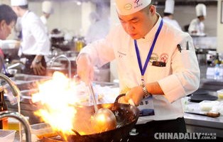 中国首个机器人大厨正式上岗，科技与美食的完美融合