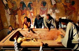 海底盗宝大案揭秘，埃及两男子偷数百件珍贵文物被捕