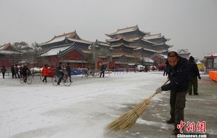 暴雪下的春运回家路，艰辛中的坚韧与温情