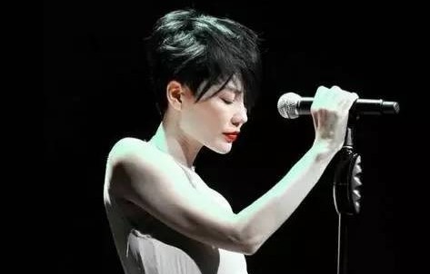 王圣迪，银幕内外反差之美