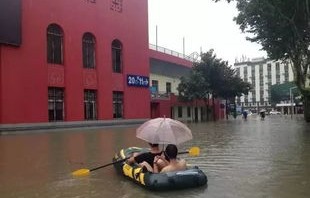 央美女生巧手改造，运煤车变身为泳池的奇妙之旅