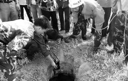 女子被困刀片山，消防两小时成功营救