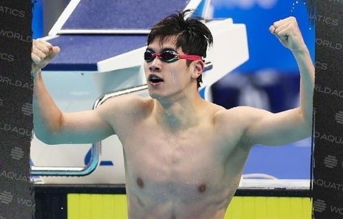 潘展乐在100米自由泳中摘得银牌，泳坛新星的崛起
