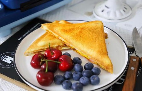 她还没上桌，蛋糕分完了