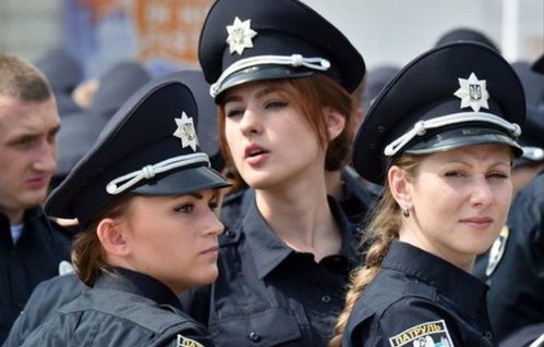 00后女警遭遇审讯挑战，气到捶墙的瞬间