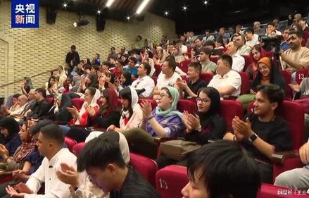 伊朗上映长津湖，观众全体起立，共情与敬意的文化交流