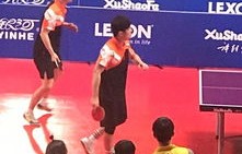 台学生身着中国字样服饰寻马龙签名，跨越海峡的体育文化交流