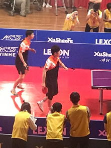 台学生身着中国字样服饰寻马龙签名，跨越海峡的体育文化交流