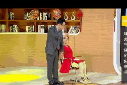 刘晓庆综艺路透，纤细双腿下的健步如飞