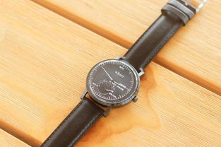 玻璃上贴智能手表，当代的吞灯泡现象