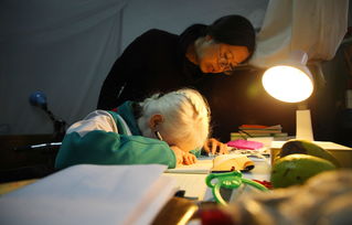 女生学殡葬后，面对挑战与亲情的温暖