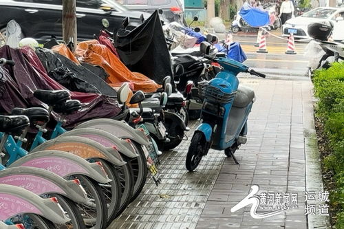 盲人愤怒之举,电动车占盲道,推倒后的深思 盲人愤怒之举,电动车占盲道,推倒后的深思