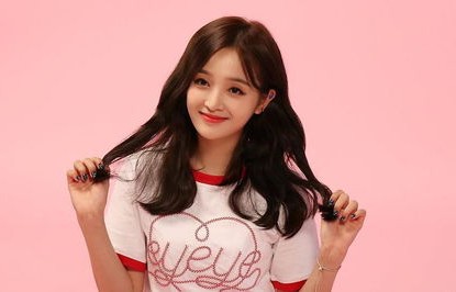 长相清纯的95后小花被曝拜高踩低现象,娱乐圈的微妙关系与公众的审视