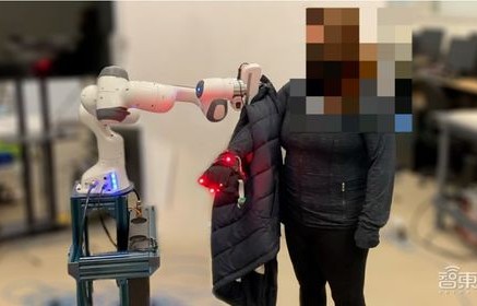 机器人能否穿上裤子再走出来？