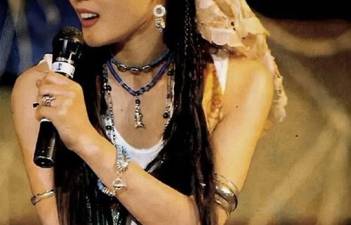 44岁张柏芝生图火爆网络，骨相超美，岁月不败美人