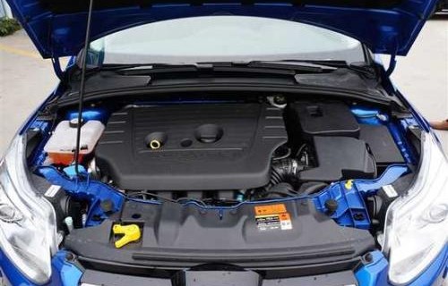 福特福克斯2015款两厢(福特福克斯2015款两厢车门子旁边的零件有什么标志)