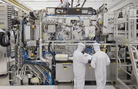 光刻机巨头阿斯麦业绩爆雷，行业震荡与市场反思